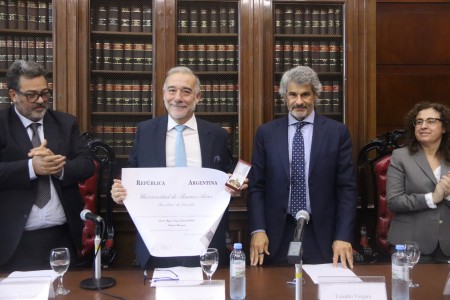 Ceremonia de entrega de diploma de profesor honorario de la Universidad de Buenos Aires a Miguel Daz y Garca Conlledo