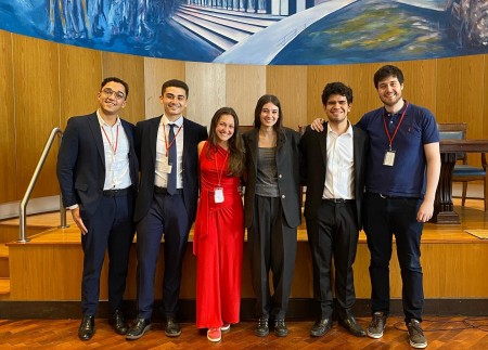 El equipo de la Facultad obtuvo el primer lugar en el Cuarto Concurso Regional de Alegatos y Simulación en Derecho Internacional Humanitario