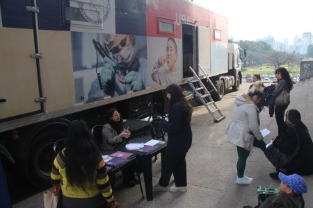 El triler odontolgico de la UBA prest servicio en las escalinatas de la Facultad