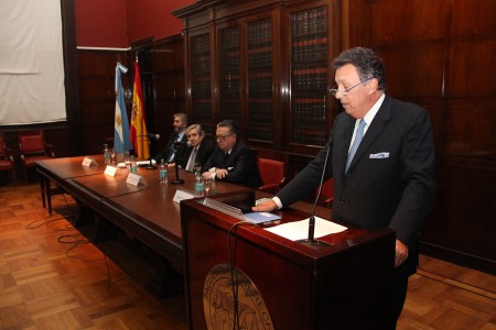 Entrega del doctorado  honoris causa  a Miguel Herrero y Rodríguez de Miñón