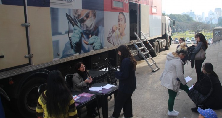 El triler odontolgico de la UBA prest servicio en las escalinatas de la Facultad