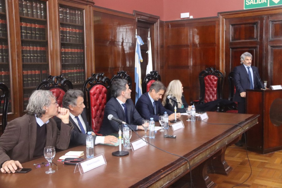 Roberto Gargarella, Alberto Dalla Va, Christian Cao, Pablo L. Manili, Mara M. Djedjeian y Leandro Vergara