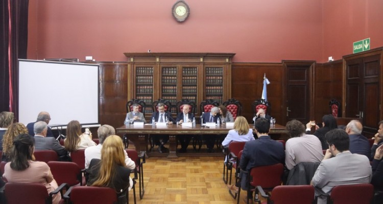 Ceremonia de entrega de diploma de profesor honorario de la Universidad de Buenos Aires a Miguel Daz y Garca Conlledo