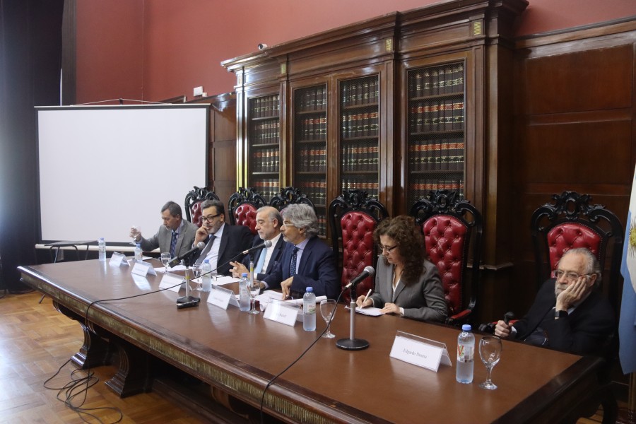 Ceremonia de entrega de diploma de profesor honorario de la Universidad de Buenos Aires a Miguel Daz y Garca Conlledo