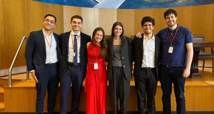 El equipo de la Facultad obtuvo el primer lugar en el Cuarto Concurso Regional de Alegatos y Simulacin en Derecho Internacional Humanitario 