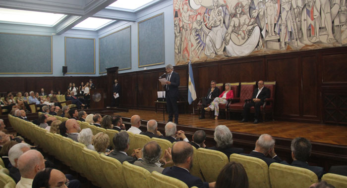 Acto de entrega de diplomas y medallas a profesores/as de la Facultad