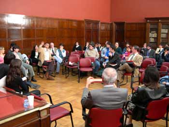 Debate en comisiones en el Salón Rojo de la Facultad.