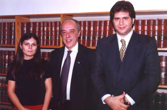 El Dr. Atilio Aníbal Alterini junto a Victoria Martínez Aráoz (Directora 2002) y Diego Martín Papayannis (Director 2001)